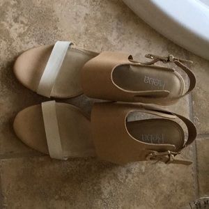 NWOT Reba sandals size 9.5